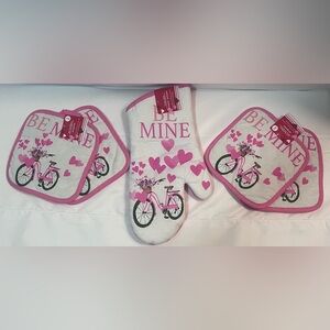 Valentines Pink and White 'Be Mine' Oven Mitt and Pot Holder Set